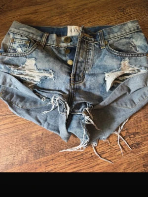 Jeansshorts - Jeansshorts ”bandit” med låg midja från one teaspoon i storlek 25