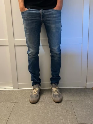 Blå replay jeans - Säljer ett par blå replay jeans. Modellen heter groover. Storlek 31/34. Mycket fint skick. Hör av er vid frågor eller funderingar!