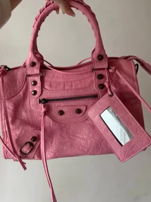 Liten rosa handväska med spegel-detalj - Storlek 24x15x8 💕 nytt skick, ej använd. Köpt för ca 900kr 