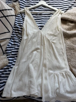 Strandklänning från pull&bear - Finstickad strandklänning från pull&bear i storlek XS men passar S. Inga defekter. Hör av er vid fler frågor!