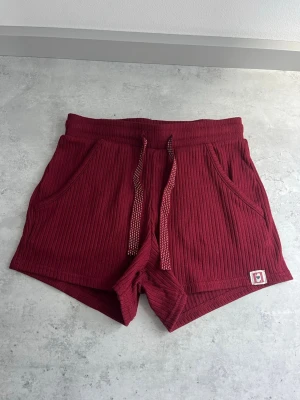 Röda shorts  - Vinröda shorts från primark i nyskick