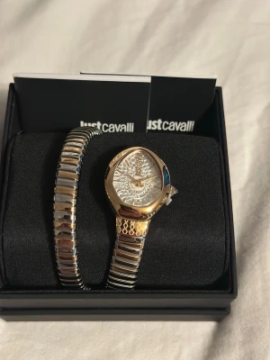 Helt ny klocka – Just Cavalli - Säljer en snygg klocka från Just Cavalli med  design. 