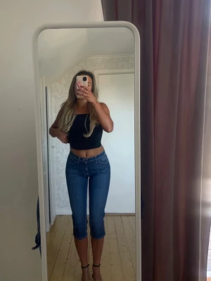 Y2K Denim GANT Capri Jeans - Nyskick, snygga detaljer och broderad stor logo  bak
