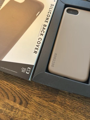 Beige silikonskal Decoded iPhone 7/8/SE - Snyggt och stilrent beige silikonskal från Decoded som passar iPhone 7, iPhone 8 och iPhone SE (2:a och 3:e gen). Skalet har en mjuk yta och skyddar mobilen mot repor och stötar. Perfekt för dig som vill ha ett minimalistiskt och modernt mobilskal.