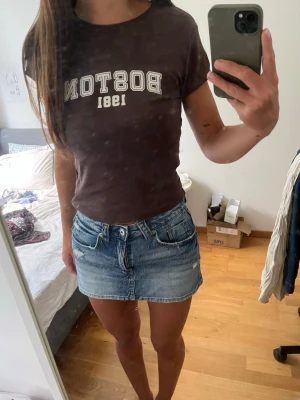 Brun t-shirt med tryck - Säljer en brun tight t-shirt med vit text 'BOSTON 1981' på bröstet. T-shirten har rund halsringning. Passformen är normal och materialet känns mjukt, troligtvis bomull❣️❣️