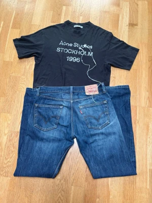 OG Levis bootcut jeans - Säljer ett par klassiska blå Levi's jeans med bootcut ben och fem fickor. Jeansen har en snygg tvätt med lätt slitning och tydliga sömmar. Passar perfekt till en avslappnad stil och är tillverkade i slitstarkt denimtyg. 22cm benöppning! Sitter lite mindre i midjan!