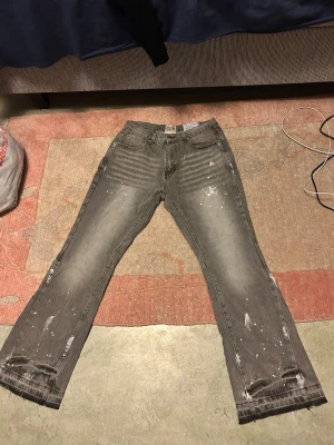Flared jeans  - Säljer dessa snygga Gallery dept flared jeans i grå färg, jeansen är i storlek M, riktigt snygga och feta jeans , men tyvärr väljer jag att sälja dem då dem var för små på mig, annars är dem extremt snygga och kan matchas med olika outfits, pris kan diskuteras!!