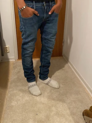 Replay slim fit - Snygga blå slim fit jeans med klassisk femficksdesign och kontrastsömmar. Jeansen har normal midja och smal passform hela vägen ner. Tillverkade i stretchigt denimtyg för extra komfort och rörelsefrihet. Perfekta till en avslappnad och trendig stil. W28 L32