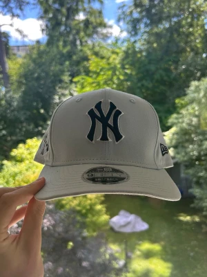 New Era Keps - En ljusblå keps från New Era. Snapback. Nyskick, endast prövad. Hör av er ifall ni har några frågor!