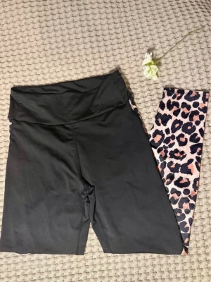Träningsleggings med leopardmönster SHEIN S - Snygga leggings från SHEIN i svart med en ben i leopardmönster i beige, svart och rosa toner. Hög midja och stretchigt material som sitter skönt. Storlek Small, fint skick!