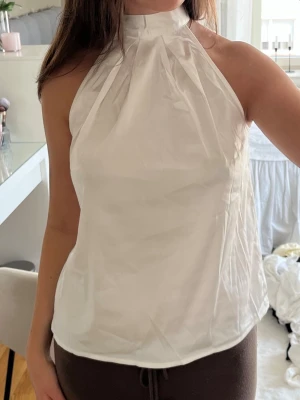 Vit halterneck topp  - Superfin vit halterneck topp med hög krage som knyts i nacken. Aldrig använd🤍