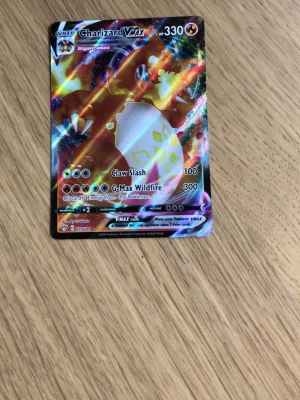 Charizard vmax  - Ett charizard vmax Pokémon kort (20/201) i så nära perfekt skick det går