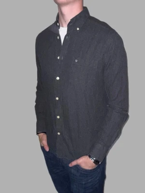 Mörkgrå skjorta från Morris - 🔹 Märke: Morris 🔹 Modell: Skjorta 🔹 Storlek: S 🔹 Färg: Mörkgrå 🔹 Skick: Väldigt fint skick 🔹 Passform: Classic Fit 🔹 Pris: 349kr  ✅ 100% äkta ✅ Snabb frakt ✅ Fler bilder/video finns vid intresse ✅ Stilren och lättmatchad