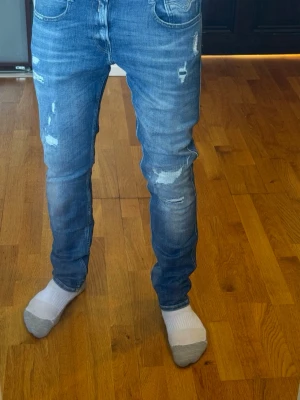 Replay jeans med schyssta slitningar - Nyskick - 9,7/10 i skick. Modell Anbass slim fit, W29 L32, han på bilden är 183cm. Nypris ca 1600kr. Säljs billigt p.ga kommande tävlingsavgift lär betalas ✅ Hör av dig vid övriga funderingar ⭐️