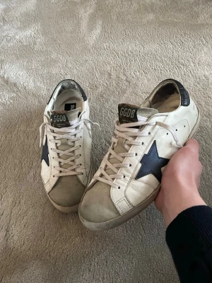 Golden Goose - Säljer dessa feta golden goose storlek 43 true to size! Dom är i bra skick 7/10 finns mycket kvar av dom perfekt nu till våren/sommarn. Finns ett hål som är lätt att laga, det ser du på sista bilden! Såklart äkta och kvitto dustbag ingår!
