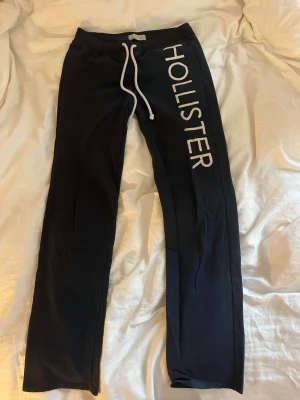 Hollister mjukisbyxor - Mjukisbyxor från Hollister med raka ben i storlek XS, för små för mig därför ingen bild med dom på❗️täcken på användning i trycket men fortfarande fint skick