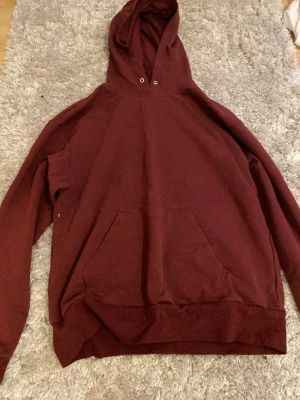 vanlig röd hoodie - Inget på baksidan,inte för oversizde,inga snören 