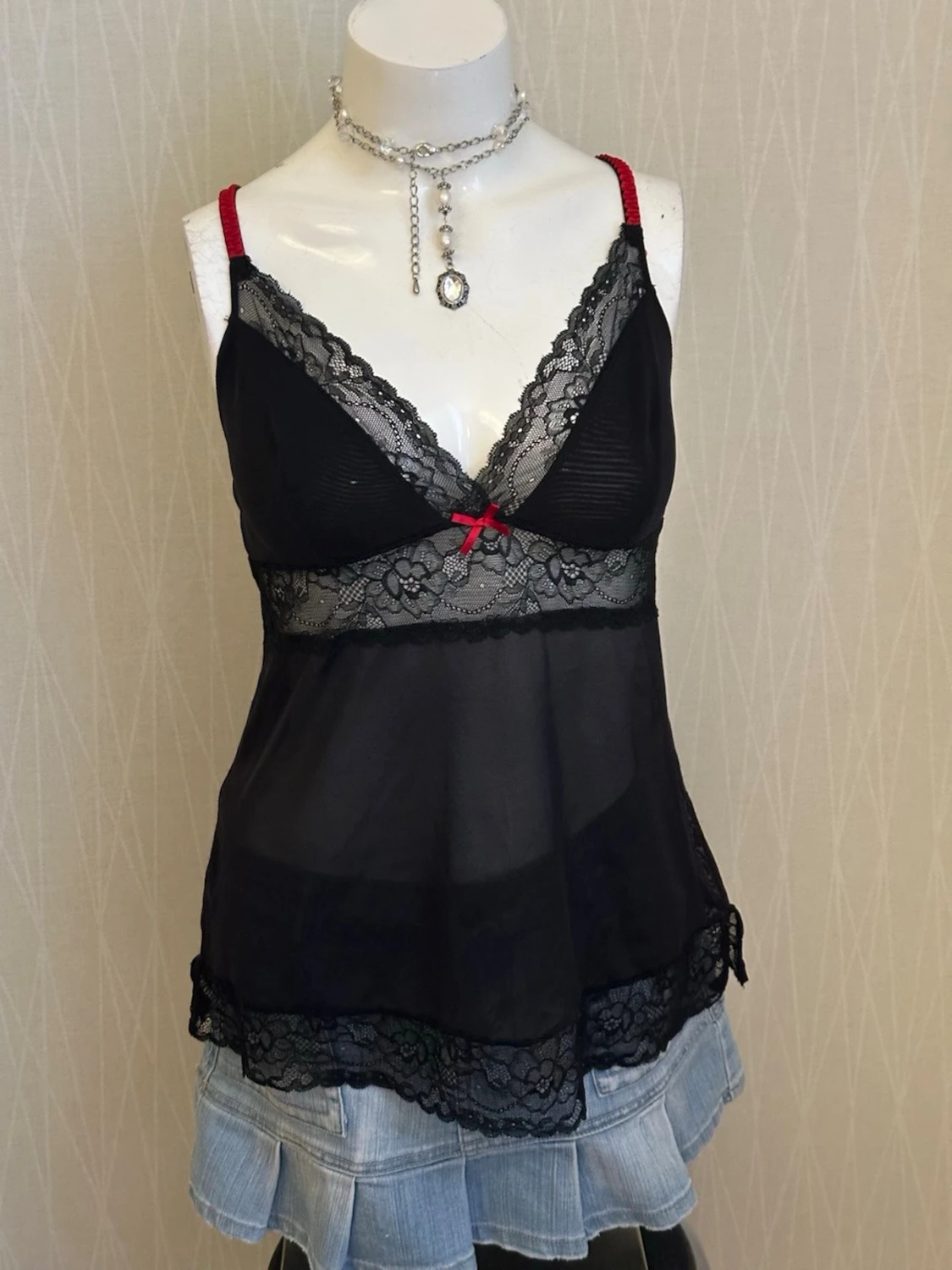 Svart spetstopp med röda detaljer