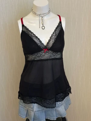 Svart spetstopp med röda detaljer - Svart spetstopp med röda detaljer