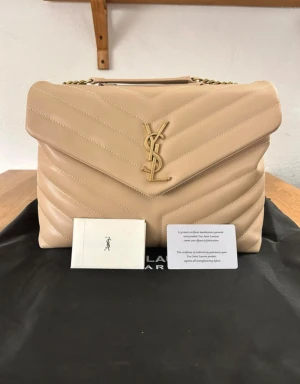 Ysl väska - Säljer min älskade ysl väska i den stora storleken, den är beige och har inga skador utom en liten skrapa på märket vilket ni kan se på den sista bilden! Skriv om du har frågor eller så har Äkthetsbevis!Säljer min älskade ysl väska i den stora storleken, den är beige och har inga skador utom en liten skrapa på märket vilket ni kan se på den sista bilden! Skriv om du har frågor eller så har Äkthetsbevis!