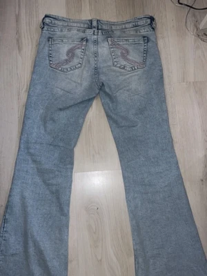Dixie ultra low jeans  - Dixie ultra low jeans, stl L 14+ säljer då de är för stora, har sytt dem där bak för att de skulle vara mer low waist i röven men går att sprätta upp om man vill 🙌🏻