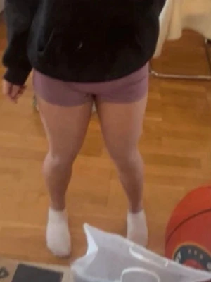 Lila tighta shorts irow - Säljer everything lila tighta shorts med bred resår i midjan. De är korta och har en mjuk, stretchig känsla som passar perfekt till born att chilla eller träna i. Materialet känns lent och tidy, och färgen är en snygg, dov lila.