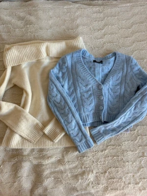 Två stycken stickade tröjor - klädpaket - Säljer två stycken stickade tröjor då de tyvärr inte kommer till användning hos mig. Känner att någon annan kan få mer nytta av dem.                     • Krämvit off-shoulder tröja i storlek 158/164 cm från Gina Tricot.                                                            • Blå stickad tröja i storlek XS från FBSister.  Båda tröjorna är i nyskick.