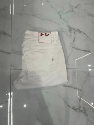 Dondup jeans George  -  Dondup jeans modell George    Storlek: 31.   Skick: 9/10.       Färg:vita      Pris:799