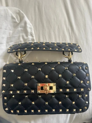 valentino väska  - säljer denna sååå snygga väskan för att den inte kommer till användning då jag har andra väskor. jättefin skick! ❣️buda !!