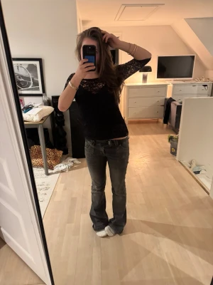 Svart tröja med slim passform - Svart Tröja me korta ärmar och Slim passform. Materialet är syntet och blusen har en genombruten design upptill. Skriv för mer info och bilder💕💕