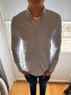 Randig Morris Skjorta Slim fit - Riktigt snygg sommarskjorta, oxford slim fit xs sitter som S. Han på bilden är 185 cm 75 kg och passar han väldigt bra. Hör gärna av er vid funderingar mvh Ae💯Passar väldigt många bra storlek för de som är cirka 170-185 cm.