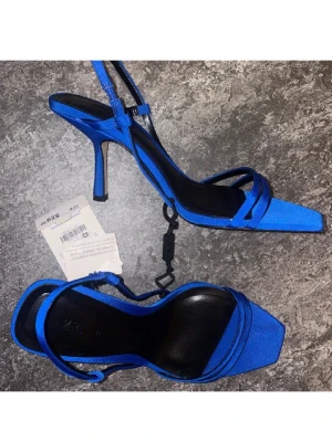 Blåa pumps med smal klack från Zara - Snygga blåa pumps från Zara med smal hög klack och öppen tå.