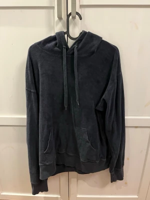 Paul and friends hoodie - Velour hoodie Mycket bra skick Hade ett jättelitet hål som är igensytt, syns på senaste bilden