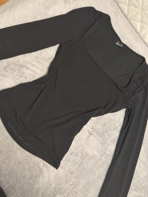 Svart långärmad topp Gina Tricot - Säljer en svart långärmad topp från Gina Tricot. Toppen har en tight passform och är gjord i ett tunt, stretchigt material som känns bekvämt mot huden.  Köpt för 250kr