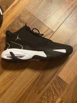 Svarta Jordan sneakers storlek 44 - Snygga svarta Jordan sneakers med vit och svart chunky sula och Jumpman-logga på sidan. Ovandelen är i mesh och syntetmaterial för en sportig look. Skorna har en modern design med lågt skaft och coola detaljer på sulan.