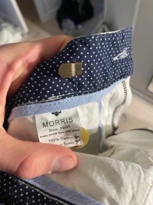 Vita jeans från Morris - Vita jeans från Morris i chinos material| Storlek 29/34 | Mycket bra skick | billigare pris vid köp av fler jeans på min profil | Skriv till mig vid frågor📩