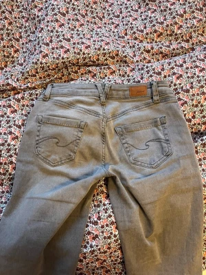 Lågmidjade jeans med broderier - Supersnygga lågmidjade bootcut/flare jeans från Subdued med jättesnygga broderier på fickorna!😍 sparsamt använda. Står storlek 38 men väldigt små i storleken så skulle säga att de är som en 34/36😊 väldigt stretchigt och skönt material🤩   Se bilder för mått✨ Små nötta delar längst ner se sista bilden💞