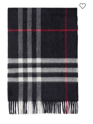 Mörkblå rutig halsduk från Burberry - Klassisk halsduk i mörkblått med rutigt mönster i vitt, grått och rött. Tillverkad i mjuk ull och har fransar i ändarna. Perfekt accessoar för att lyfta din outfit med en tidlös och stilren look.