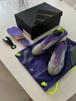 Adidas F50 Elite LL AG fotbollsskor - Säljer ett par Adidas F50 Elite LL AG fotbollsskor.  Medföljer originalpåse, extra sulor och skohorn.