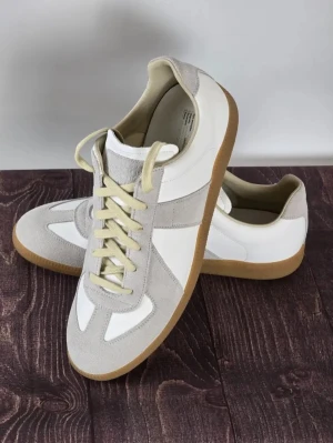 SÖKER Maison margiela skor - Jag söker ett par Maison margiela gats, I storlek 43-43.5 ev. 44. De ska vara äkta, och i mycket bra skick- till nästan nya. Är villig att betala runt 2800kr. Skicka meddelande och bild om du har ett par, alla färger funkar förutom paintsplatter.