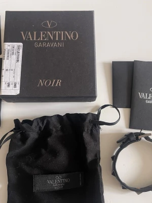 Valentino Armband - Snyggt Valentino armband med allt og tillbehör. Onisize storlek. Använd men i bra skick fortfarande. Extra bitar följs med som man kan byta ut mot de gamla. Skriv om du har några frågor eller funderingar!