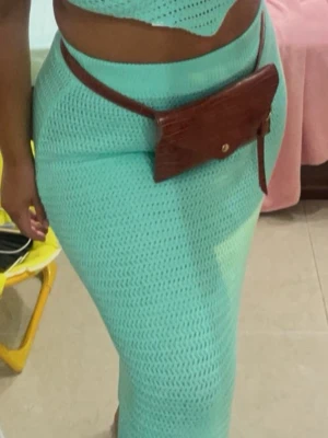 Turkost stickat set med kjol och topp - Säljer ett turkost stickat set med lång kjol och matchande crop top. Setet är virkat i ett mjukt material och har en snygg, figurnära passform. Perfekt för dig som gillar färg och vill sticka ut lite extra. Toppen har smala axelband och kjolen är midilång.