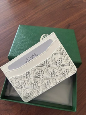 Plånbok Läder  - Riktigt fet vit plånbok i läder, kvaliten är 10/10 och skicket är 10/10. 