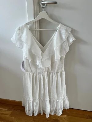Studentklänning/Vit klänning - Storlek L, normal storlek.   Säljer då jag har hittat en annan! Endast provad 1 gång, Ordinarie pris på Bubbleroom är 699 kr, prislapp sitter fortfarande på🌸