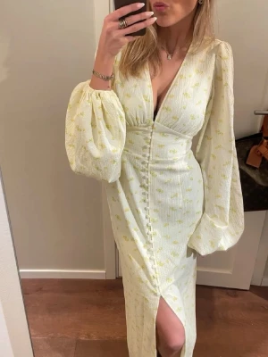 Adoore gul - Säljer min otroliga gula adoore klänning, strl 36, som en xs/s! Inga defekter!