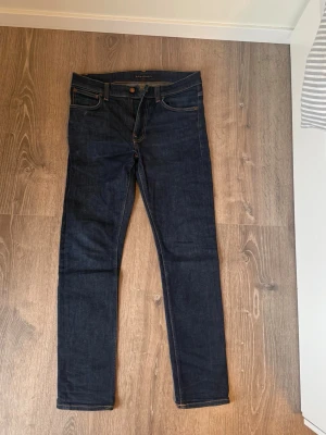 Nudie Jeans - Nudie Jeans - Lean Dean. Storlek W33/L32. Raw denim. I bra skick, har börjat få lite fades. Om ni undrar något svarar jag gärna!