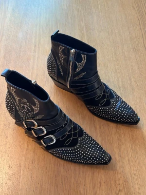 Anine Bing Penny Boots - Används 3ggr. Kommer inte till användning därav säljs dom.