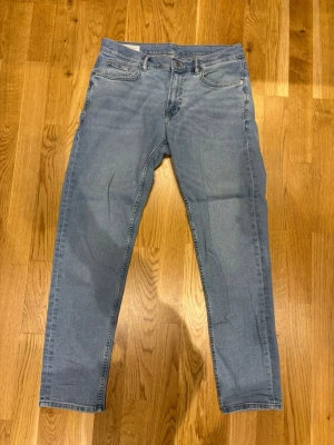 Zara jeans  - Zara slim fit jeans. Ljus blå skulle jag säga. Skick 10/10 endast använda en gång. Storlek 42 se på sista bilden. Skriv för mer info