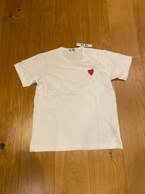 Comme des Garçons play t-shirt tröja - Helt ny. Lite skrynklig men kommer att gå bort i första tvätten. Storlek L. Skriv privat vid fler frågor.