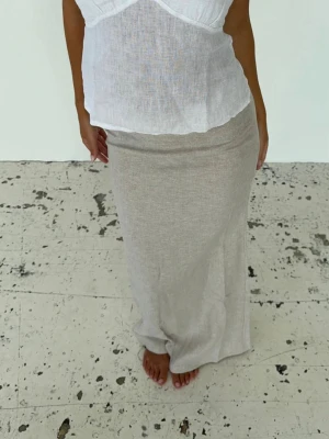 Kjol  - Så fin linnekjol från Design by si. Säljer då jag inte hann skicka tillbaka den. Säljer även toppen på bilden till☺️storlek M/L.  Nypris 544 kr